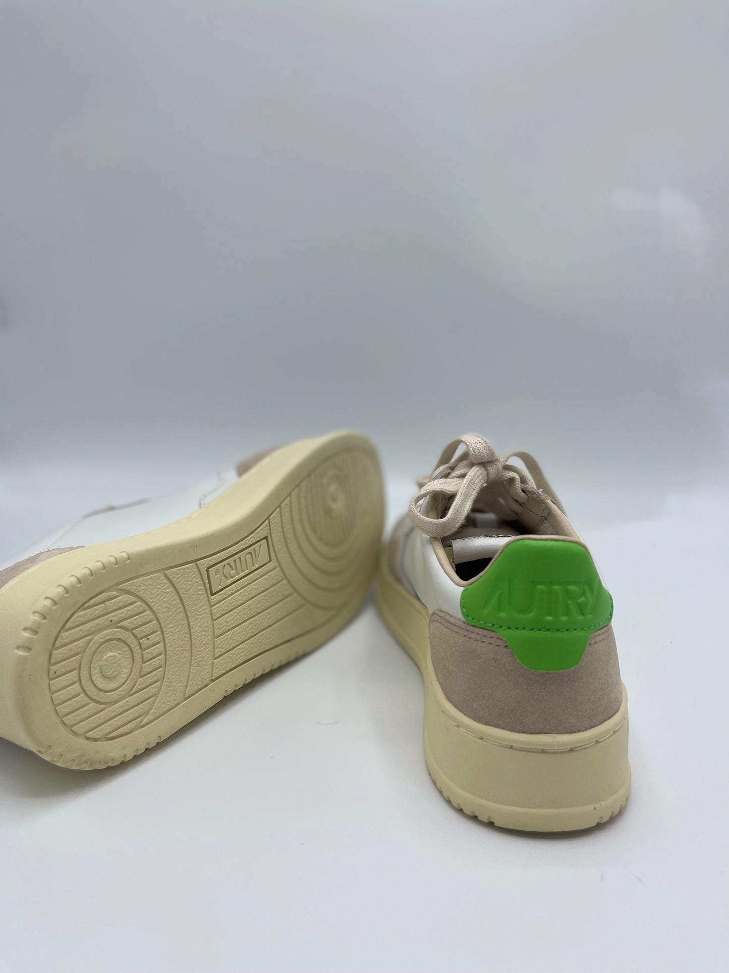 MEDALIST GREEN SUEDE SNEAKER - AUTRY