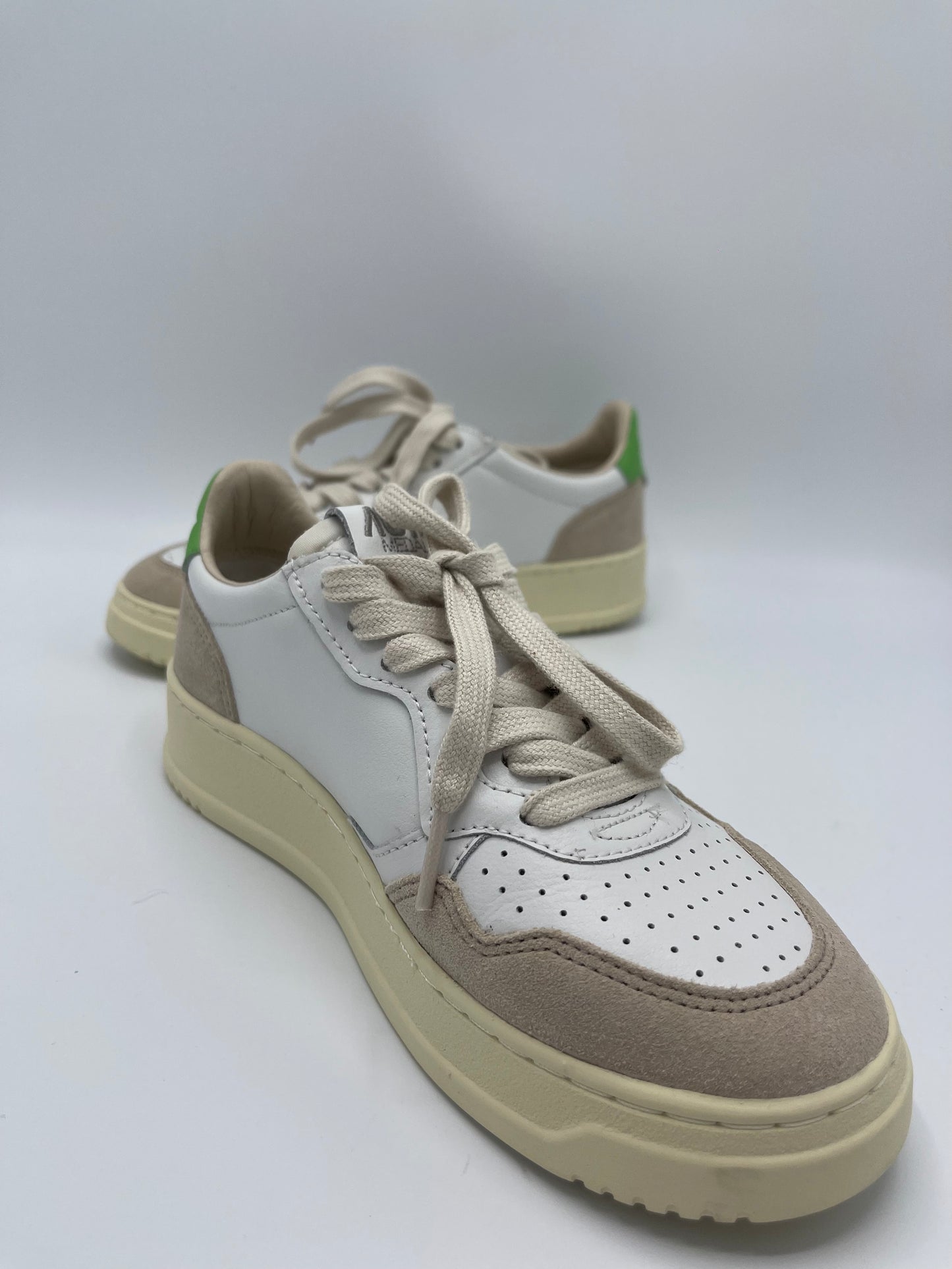 MEDALIST GREEN SUEDE SNEAKER - AUTRY