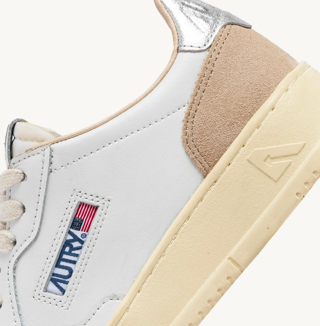 MEDALIST LOW SNEAKERS IN WHITE AND SILVER LEATHER - AUTRY