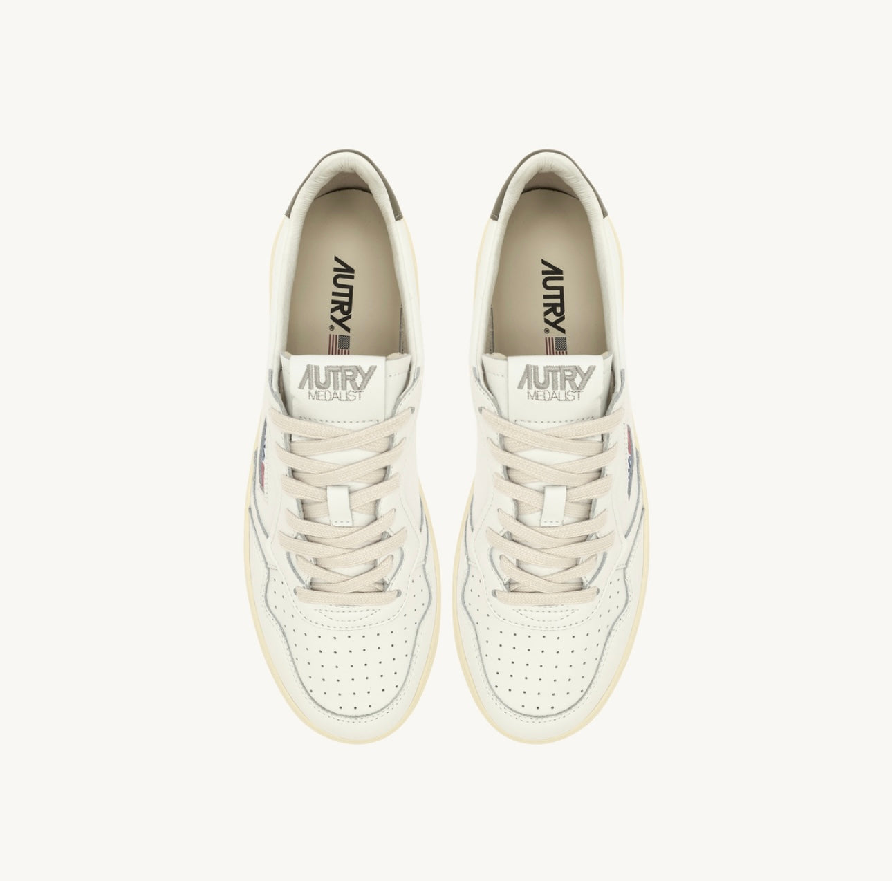 MEDALIST LOW SNEAKERS IN WHITE AND COVERT GREEN LEATHER - AUTRY