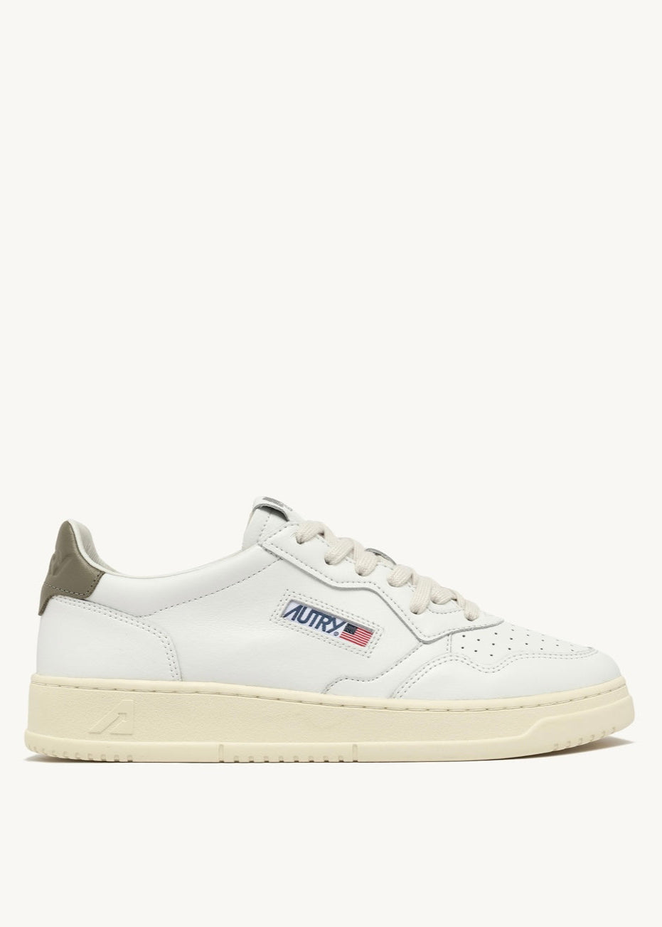 MEDALIST LOW SNEAKERS IN WHITE AND COVERT GREEN LEATHER - AUTRY