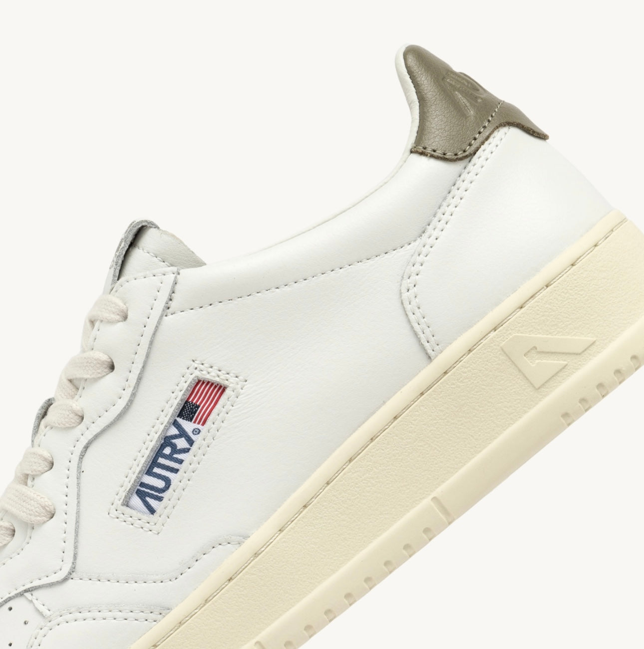 MEDALIST LOW SNEAKERS IN WHITE AND COVERT GREEN LEATHER - AUTRY