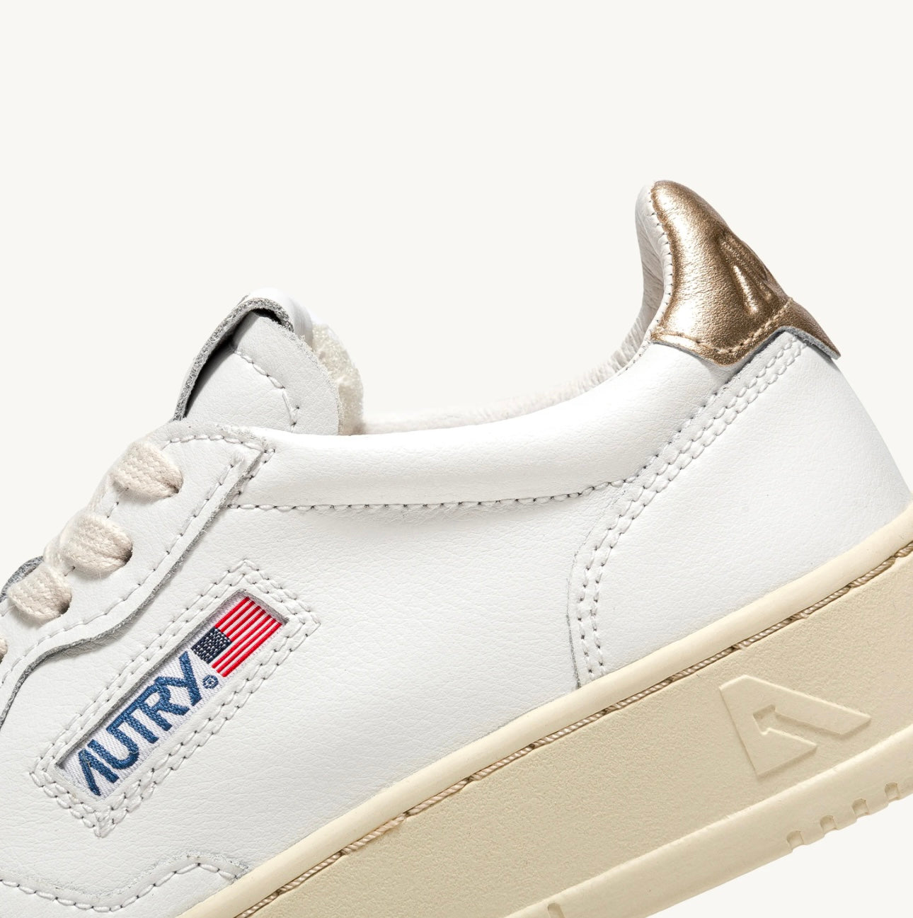 MEDALIST LOW SNEAKERS IN WHITE AND GOLD LEATHER - AUTRY