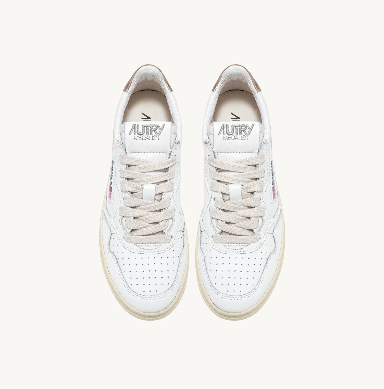 MEDALIST LOW SNEAKERS IN WHITE AND GOLD LEATHER - AUTRY