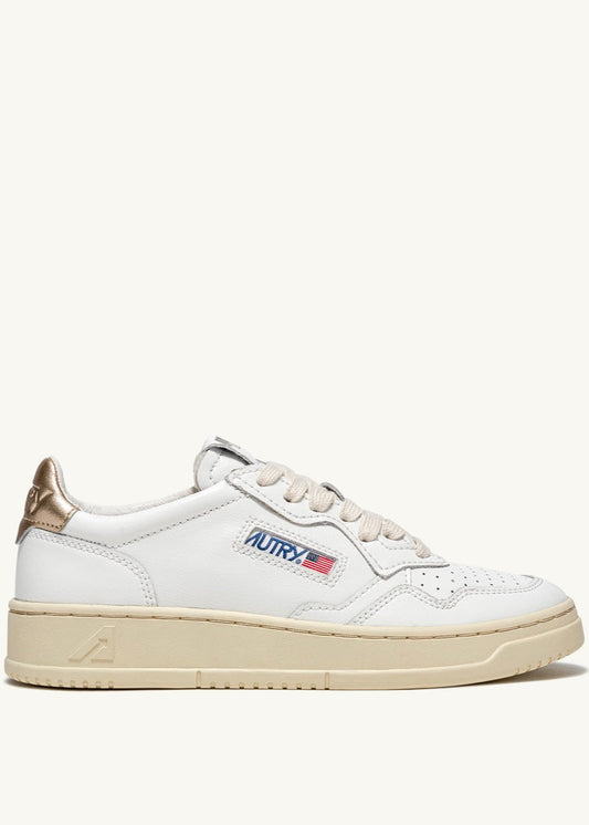 MEDALIST LOW SNEAKERS IN WHITE AND GOLD LEATHER - AUTRY