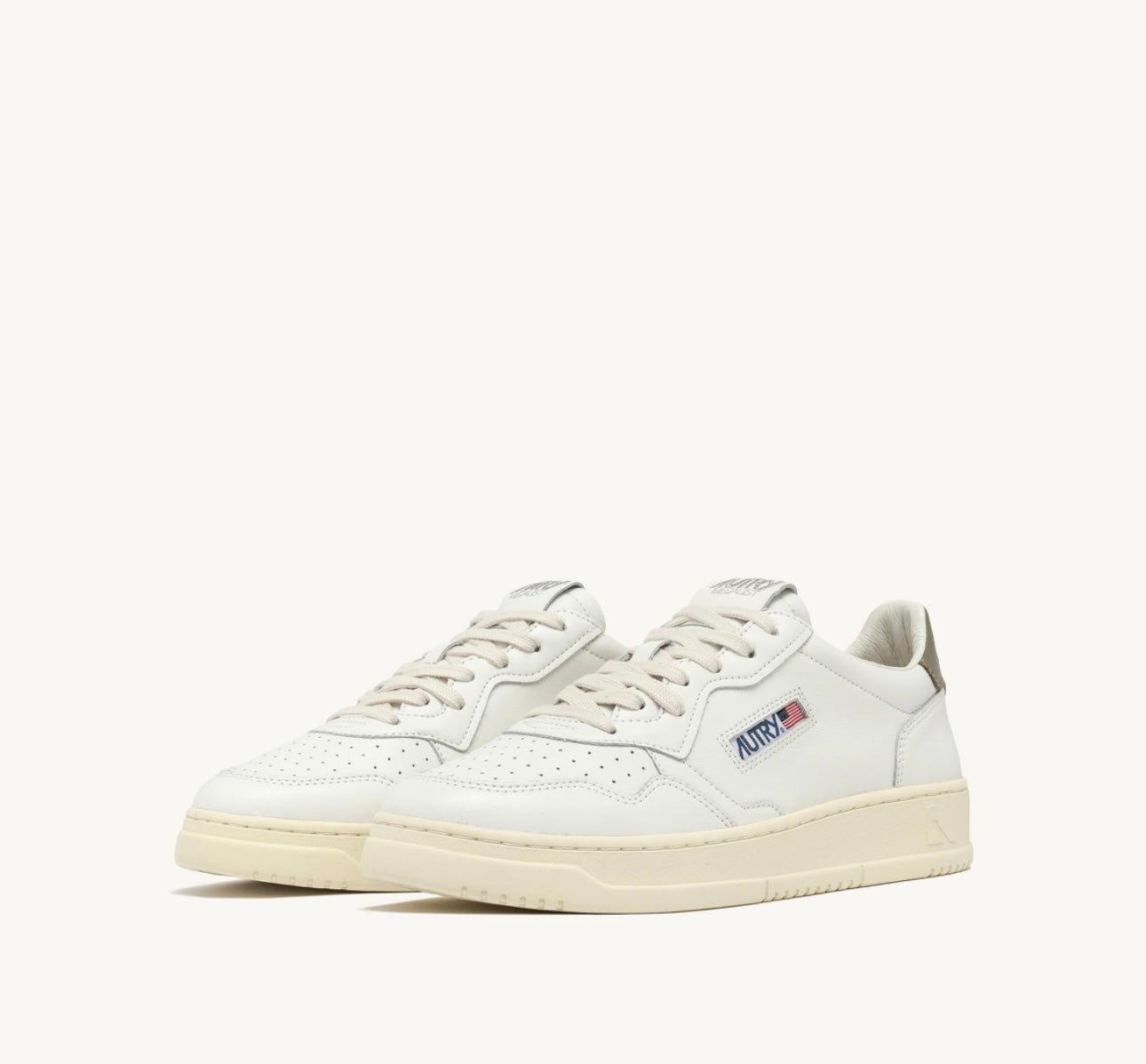 MEDALIST LOW SNEAKERS IN WHITE AND COVERT GREEN LEATHER - AUTRY